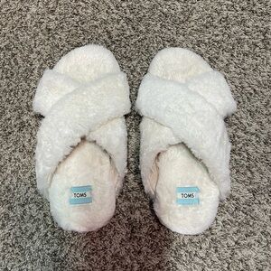 TOMS White Fuzzy Slippers - women’s size 9
